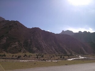 壮丽山景下的开阔河谷