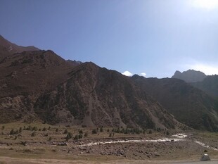 山间公路蜿蜒于壮丽群山