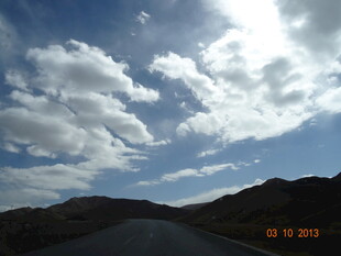 公路上的蓝天白云美景