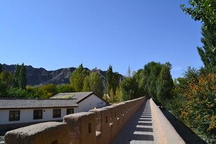 山间古朴城墙风景