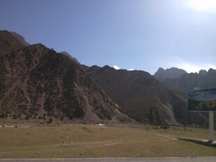 山间开阔地景色