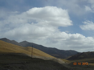 山间美景 蓝天白云相伴