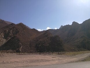 山间开阔地带风景