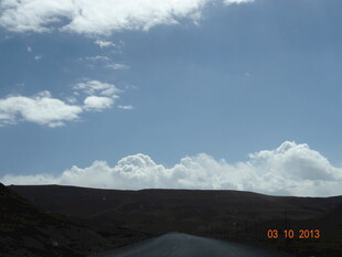 蓝天白云下的开阔道路