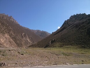 山间开阔地貌风景图