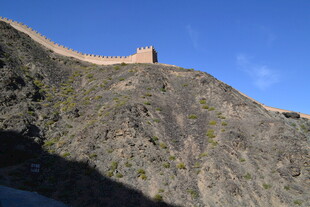 雄伟长城屹立于山峦之巅