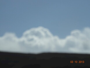 蓝天中的蓬松云朵