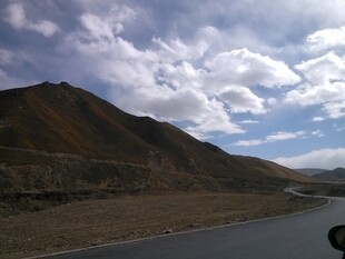 公路旁的山峦与蓝天白云