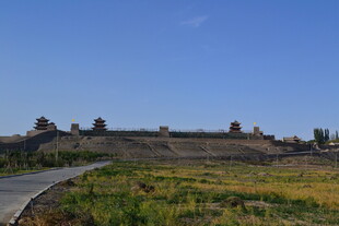 草原公路旁的古老建筑遗迹