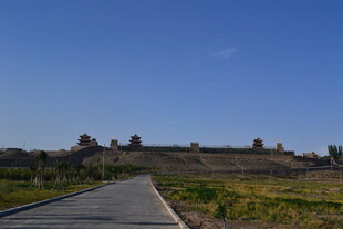 古城遗址旁的宽阔道路