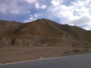 公路旁的壮丽山景