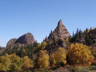 秋日山林中的奇特山峰