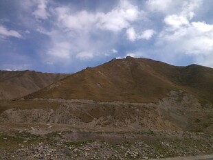 山峦与天空的自然景致