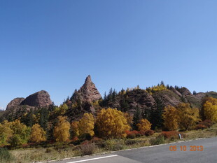 秋日山间公路旁的多彩景致