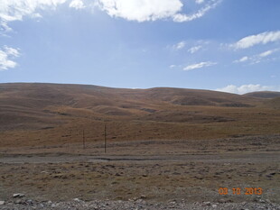 广袤荒原上的蓝天白云