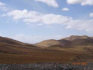 广袤旷野中的壮丽山景