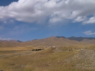 广袤旷野中的蓝天白云