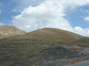 蓝天白云下的壮阔山丘