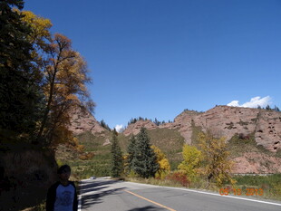 秋日山间公路美景