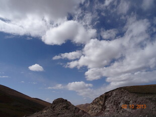 蓝天旷野下的壮美山景