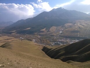 俯瞰山间城镇美景