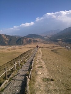 旷野木栈道 远山伴蓝天