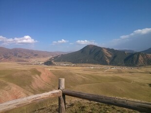 草原木栏外的壮美山景