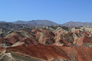 七彩斑斓的丹霞地貌景观