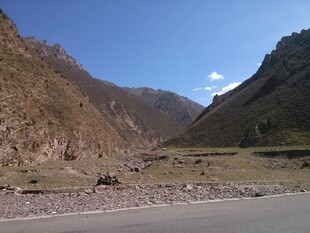 山间公路景色优美