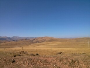 广袤荒原 蓝天映衬大地