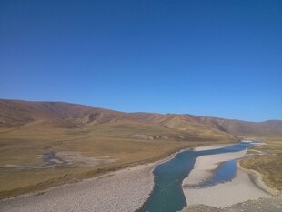蜿蜒河流穿行于广袤大地