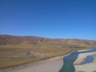 广袤草原间的蜿蜒河流