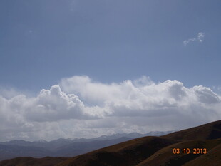 蓝天白云下的远山景色