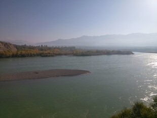 壮阔湖泊河岸风光景色