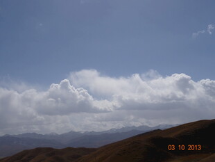 蓝天白云下的壮丽山峦