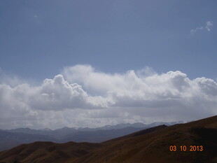 蓝天白云下的山峦美景