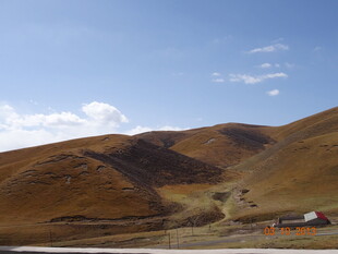 草原山丘间的静谧风光