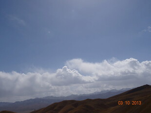 蓝天白云下的壮美山峦