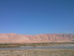 沙漠边的水域景观