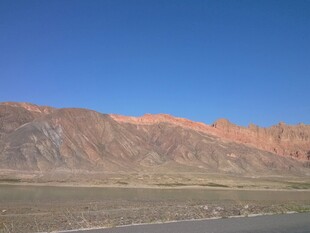 壮丽山景 蓝天映衬