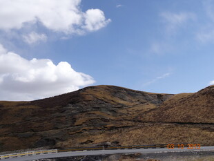 蓝天之下的山峦景观