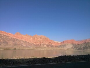 荒漠山脉蓝天壮丽景观
