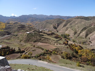 山间蜿蜒公路秋日美景