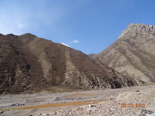 壮丽山景下的开阔地貌