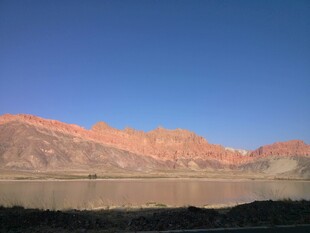 夕阳下的壮丽山脉景色