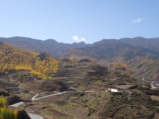 秋日山间村落美景