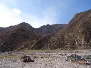 山间旷野的荒凉景致