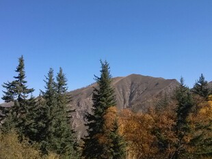 秋日山林中的壮美山峰