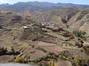 山间梯田村落秋日景致