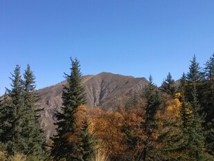 秋日山林中的巍峨山峰